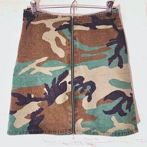 Urban Outfitters Front-zipped Camo Skirt (XS)